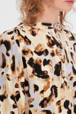 Blusa de manga larga animal print confeccionada 100% con Lenzing ECOVERO