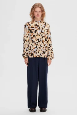 Blusa de manga larga animal print confeccionada 100% con Lenzing ECOVERO