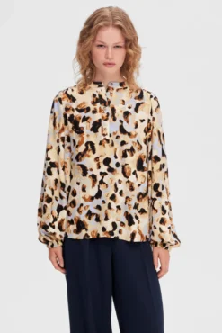 Blusa de manga larga animal print confeccionada 100% con Lenzing ECOVERO