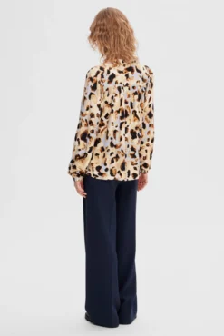 Blusa de manga larga animal print confeccionada 100% con Lenzing ECOVERO
