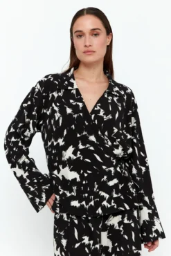 Blusa de manga larga cruzada