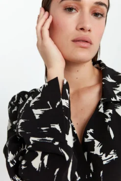 Blusa de manga larga cruzada