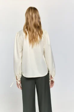 Blusa fluida acabado semi brillante