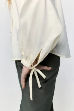 Blusa fluida acabado semi brillante
