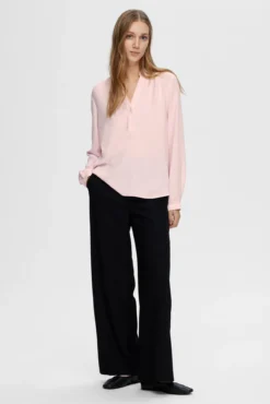 Blusa fluida con cuello de pico confeccionada con materiales reciclados