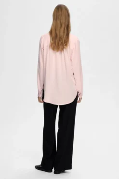 Blusa fluida con cuello de pico confeccionada con materiales reciclados