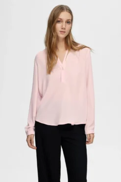 Blusa fluida con cuello de pico confeccionada con materiales reciclados