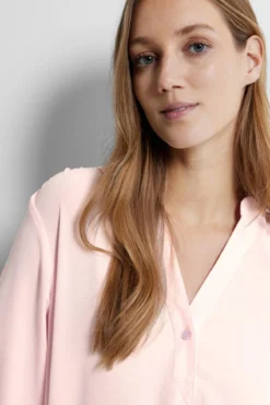 Blusa fluida con cuello de pico confeccionada con materiales reciclados