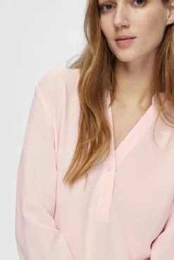Blusa fluida con cuello de pico confeccionada con materiales reciclados