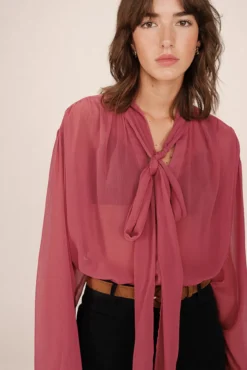 Blusa fluida con lazada