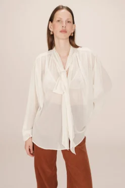 Blusa fluida con lazada
