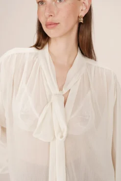 Blusa fluida con lazada