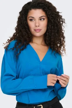 Blusa fluida cuello pico
