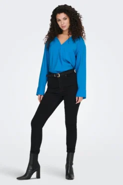 Blusa fluida cuello pico