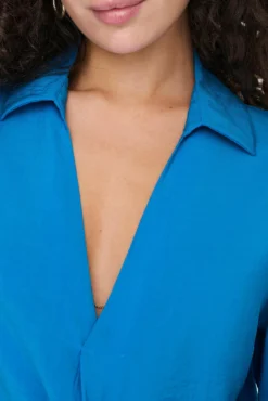 Blusa fluida cuello pico
