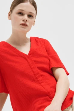 Blusa plumeti de manga corta 100% algodón.