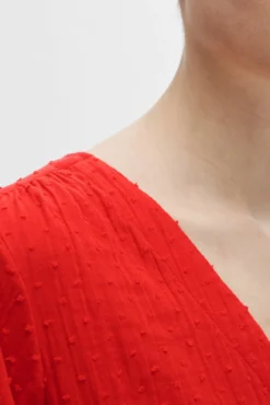 Blusa plumeti de manga corta 100% algodón.