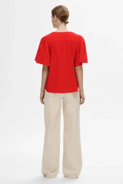 Blusa plumeti de manga corta 100% algodón.