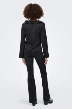Blusa satinada con volante