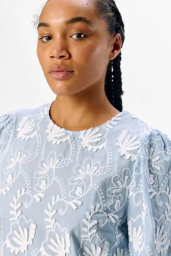 Blusa tejido bordado