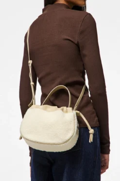Bolso bombonera teddy detalles piel