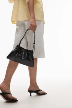 Bolso de hombro con cierre ajustable mediante cordón
