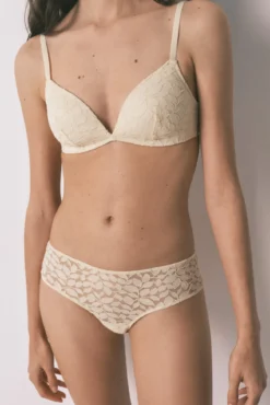 Braga ancha brasileña encaje beige