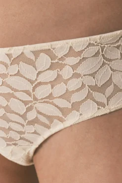 Braga ancha brasileña encaje beige