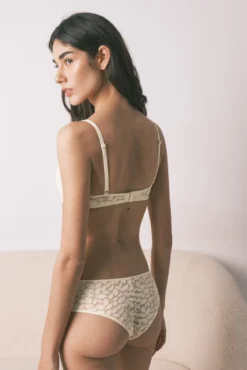 Braga ancha brasileña encaje beige