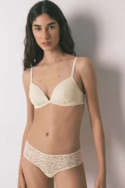 Braga ancha brasileña encaje beige