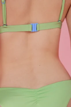 Braga bikini brasileña frunce verde
