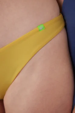 Braga bikini brasileña frunce amarillo