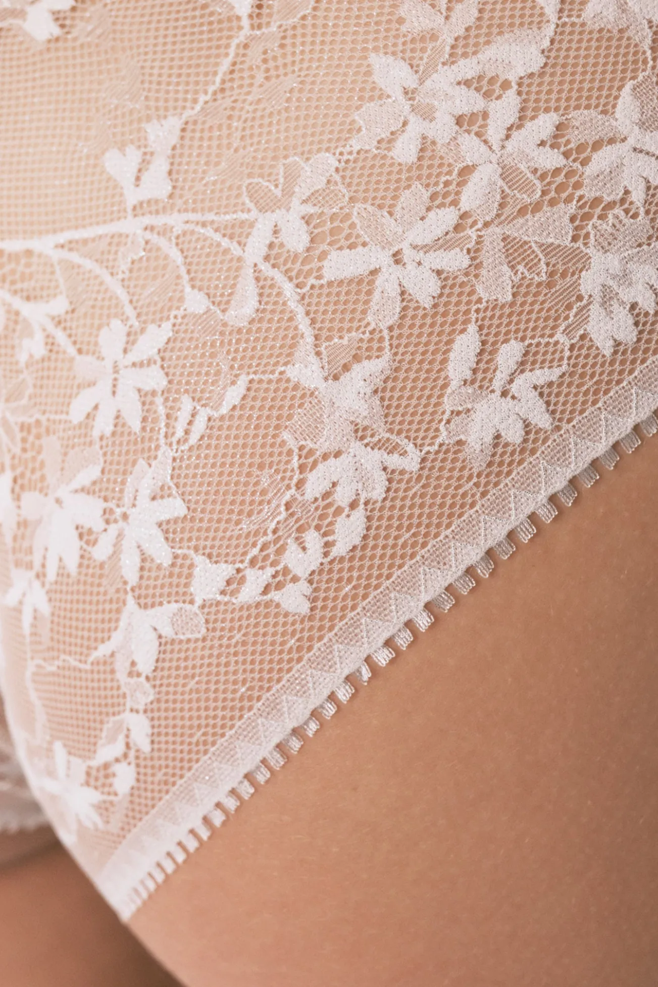 Braga clásica encaje blanco lurex