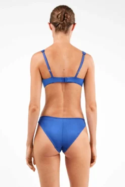 Braga tipo bikini de encaje azul klein