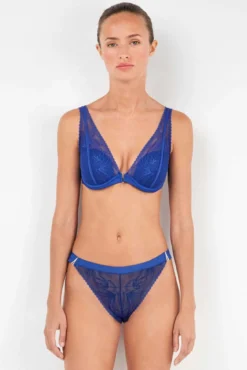 Braga tipo bikini de encaje azul klein