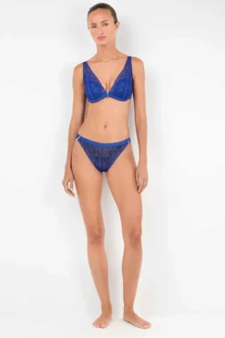 Braga tipo bikini de encaje azul klein