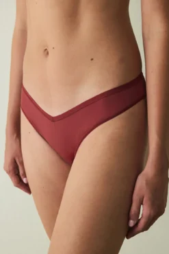 Braguitas brasileñas de cintura baja con corte en V.