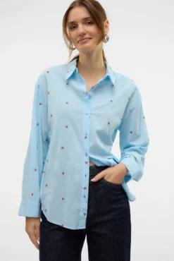 Camisa básica con bordados