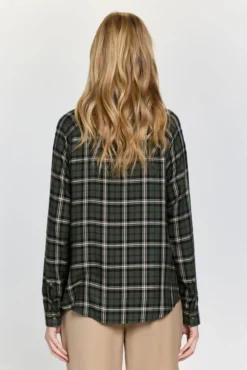 Camisa cuello solapa en cuadros tartán