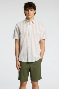 Camisa de manga corta confeccionada con lino