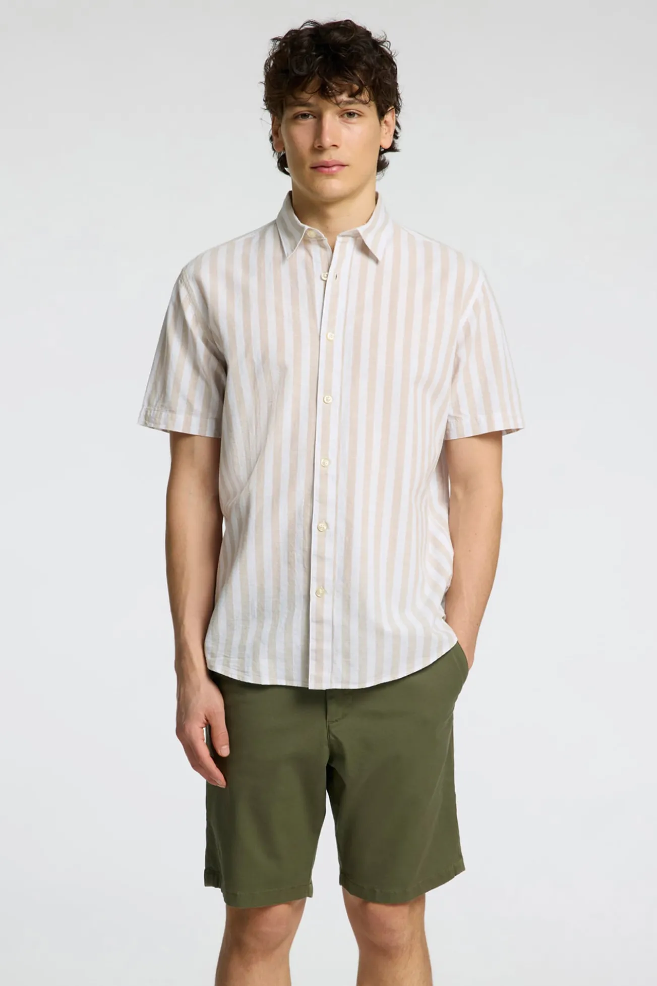 Camisa de manga corta confeccionada con lino