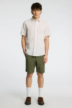 Camisa de manga corta confeccionada con lino