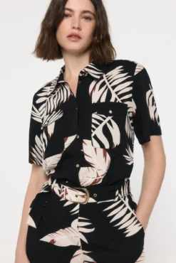 Camisa de manga corta y cuello solapa