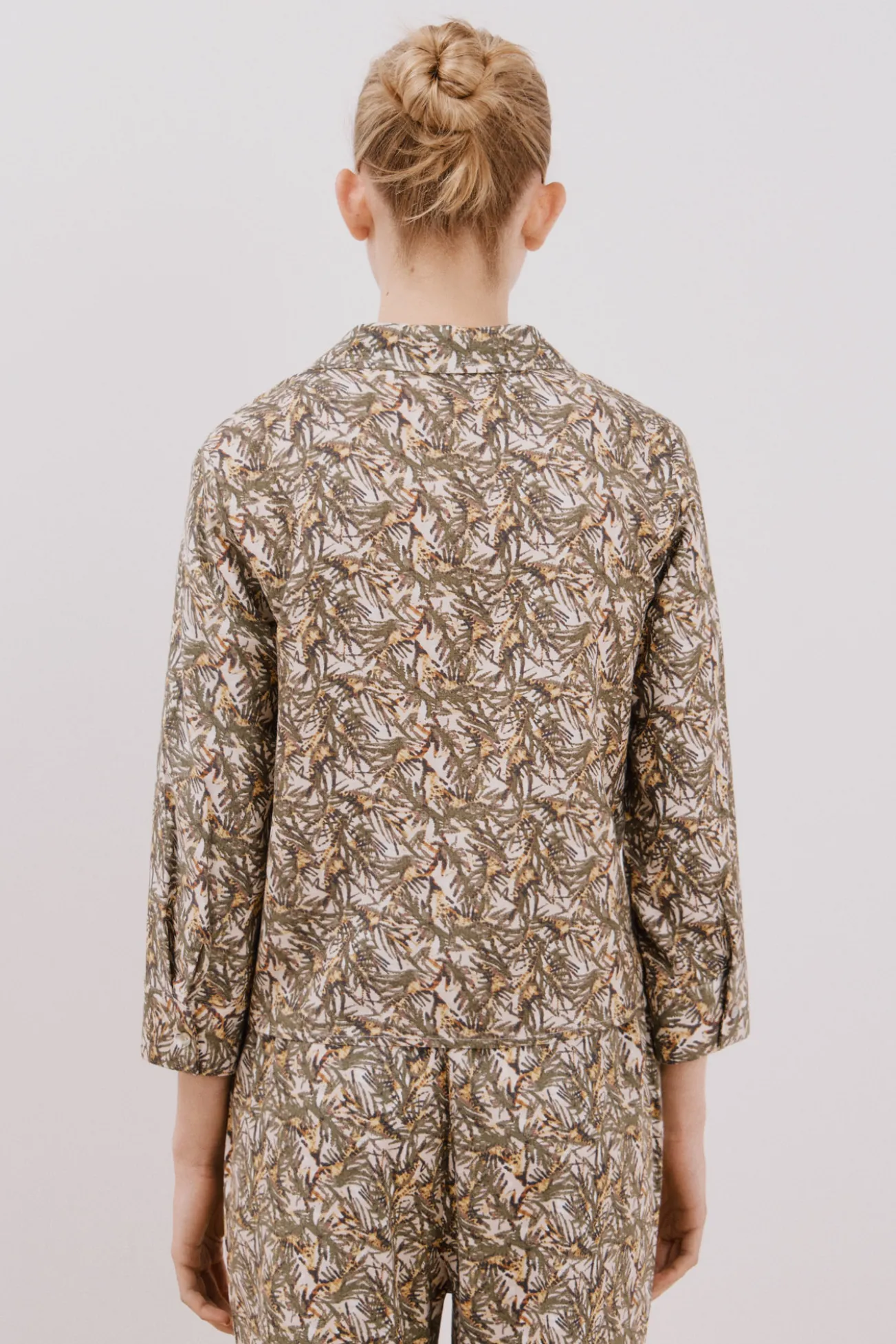 Camisa estampada con nudo