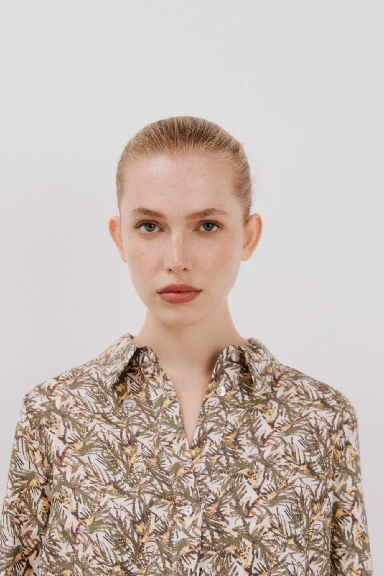 Camisa estampada con nudo