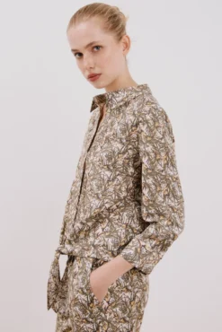 Camisa estampada con nudo