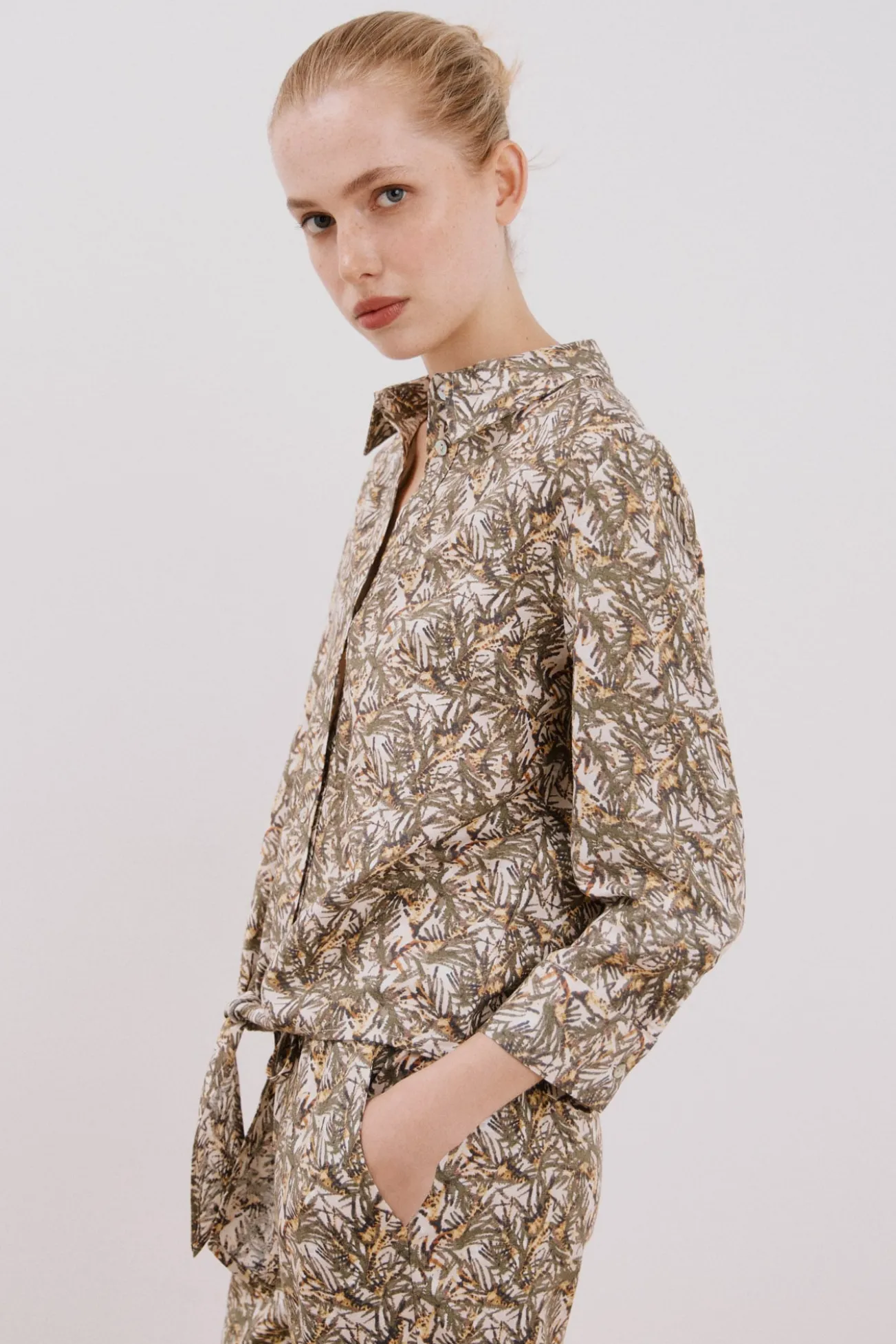 Camisa estampada con nudo