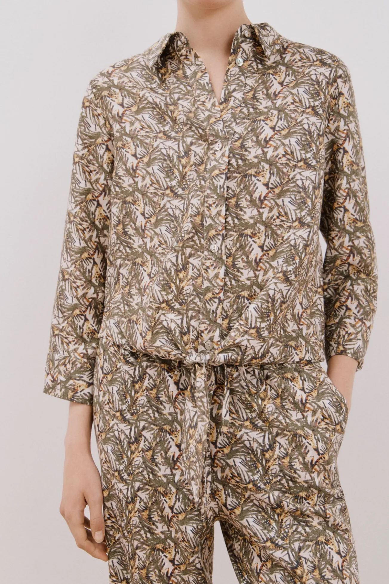 Camisa estampada con nudo