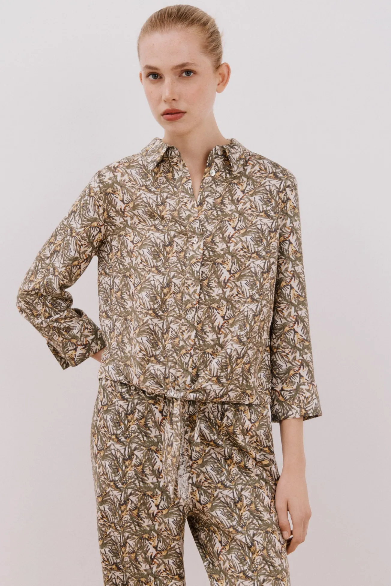 Camisa estampada con nudo