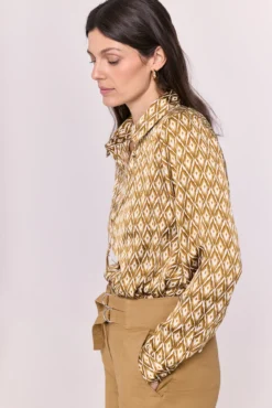 Camisa estampada cuello camisero